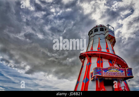 Un traditionnel Helter Skelter sur Clacton Pier dans l'Essex, Angleterre Banque D'Images