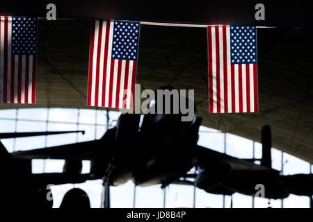 Musée de l'air de Duxford en Cambridgeshie, Angleterre. Le soleil s'allume les Stars & Stripes dans le Musée de l'air américaine avec le F-15 Eagle au-delà. Banque D'Images