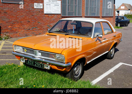 Une Vauxhall Viva classic car dans un parking Banque D'Images