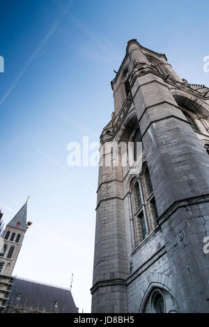 Old Stone tour traditionnelle contre ciel bleu clair, low angle, Belgique. Vieille ville tournai belgique europe Banque D'Images