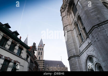 Les bâtiments traditionnels en pierre contre ciel bleu clair, rognées, Belgique. tournai Belgique Europe Vieille ville Banque D'Images