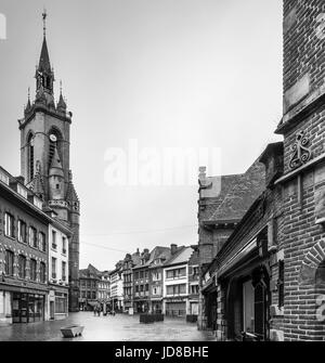 Bâtiments et tower dans le centre ville, noir et blanc, Belgique. tournai Belgique Europe Vieille ville Banque D'Images