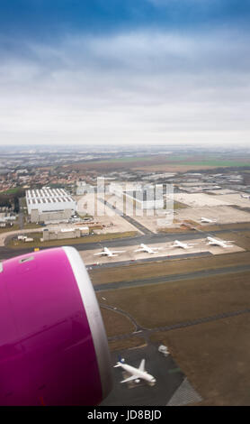 Portrait de fuselage de l'avion rose d'avions au-dessus de la Belgique. Banque D'Images