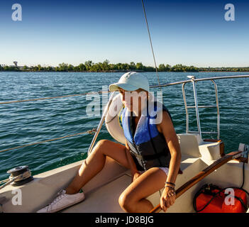 Femme sur un bateau portant un gilet en voilier, Toronto, Ontario, Canada. transport à Toronto (Ontario) Banque D'Images