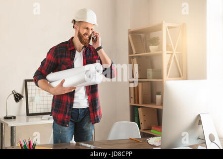 Jeune homme à l'intérieur architecte de projet de plan Banque D'Images