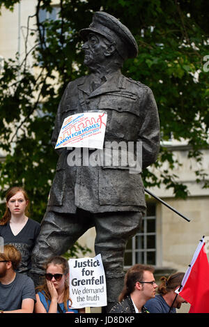 Manifestation de l'alliance anti-Tory DUP devant Downing Street à Whitehall, Londres. Statue du vicomte Alanbrooke. Grenfell Banque D'Images