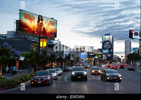 Le Sunset Strip, à West Hollywood au crépuscule avec des panneaux publicitaires dont une pour le film Wonder Woman, Los Angeles, CA Banque D'Images