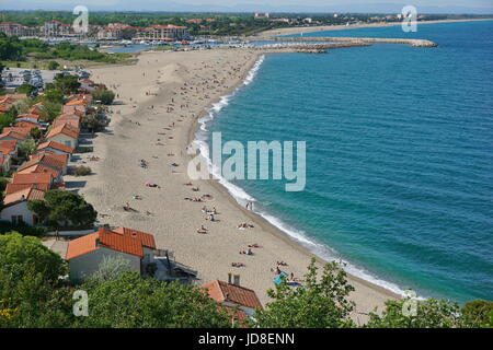 Plage de sable de la Méditerranée Le Racou à Argelès-sur-Mer avec ses vieilles maisons de pêcheurs et le port en arrière-plan, Pyrenees Orientales, France Banque D'Images