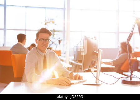 Young businessman programmeur dans big bright office au travail à l'aide d'ordinateur Banque D'Images