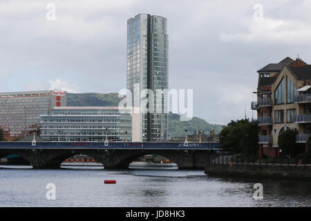 L'Obel building à Belfast. Un bloc d'appartement sur Donegall Quay, il domine la ville et donne sur la rivière Lagan. Banque D'Images