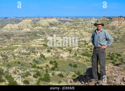 Self Portrait de John au-dessus de l'agnelage terry badlands près de Terry, Montana Banque D'Images