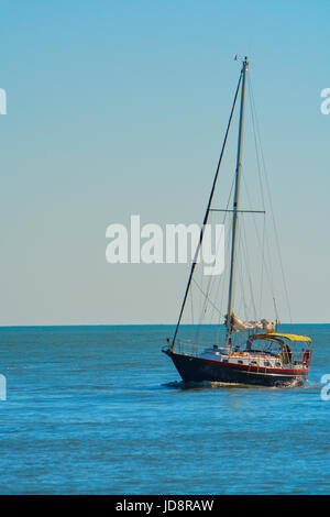 Une voile de bateau sur le golfe du Mexique en direction de Johns Pass en Floride. Banque D'Images