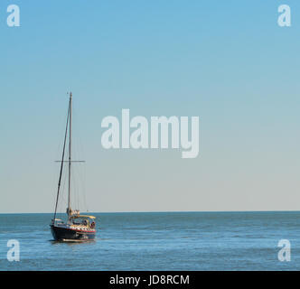 Une voile de bateau sur le golfe du Mexique en direction de Johns Pass en Floride. Banque D'Images