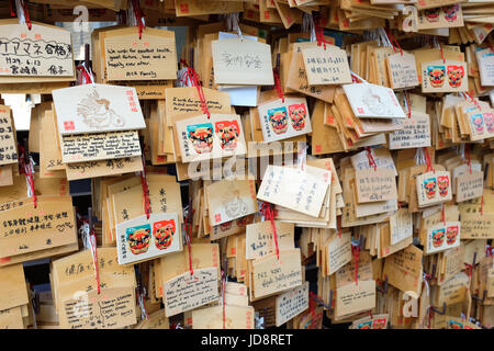 'Ema' placques en bois à Yasaka Namba à Osaka, Japon. Banque D'Images