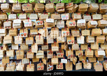 'Ema' placques en bois à Yasaka Namba à Osaka, Japon. Banque D'Images