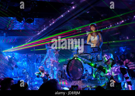 Les performances à la ROBOT-Restaurant à Shinjuku, Tokyo, Japon. Banque D'Images