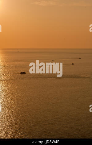 Paysage de beauté avec coucher du soleil doré au-dessus du fond de la mer, Phuket Thailand Banque D'Images