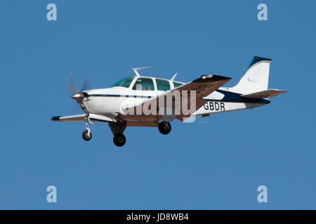 Beechcraft Bonanza F33A la lumière à un seul moteur avion privé en approche Banque D'Images