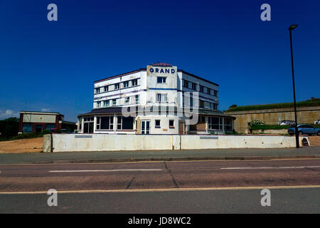 GRAND HOTEL SANDOWN, PRÊT À ÊTRE DEMOLOISHED. Utilisé dans WW2 POUR LE TRANSFERT DE CARBURANT POUR LA FRANCE SOUS LA MANCHE. Banque D'Images