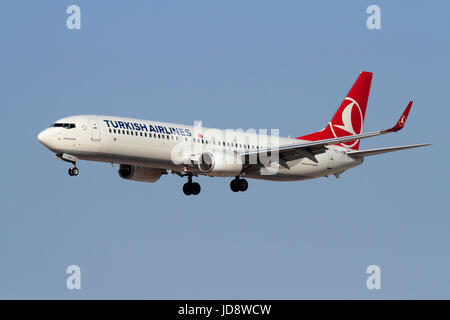 Le transport aérien commercial. Turkish Airlines Boeing 737-900ER passenger jet avion en approche Banque D'Images