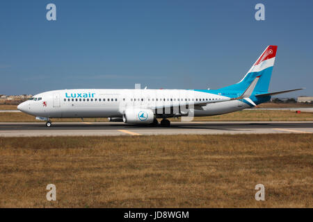 L'aviation civile. Luxair Luxembourg Airlines Boeing 737-800 (737 ng ou Next Generation) passenger jet avion roulement au départ de Malte Banque D'Images