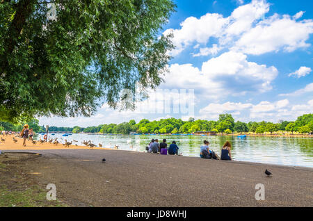 Les personnes bénéficiant de Hyde Park, dans le soleil de juin, Londres Banque D'Images