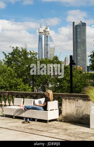 Un Boomerang (Blackfriars) et le South Bank Tower vu de Somerset House sur l'Embankment, London, UK Banque D'Images