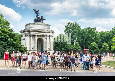 Wellington Arch à Green Park en tant que touristes attendre de traverser Hyde Park Banque D'Images