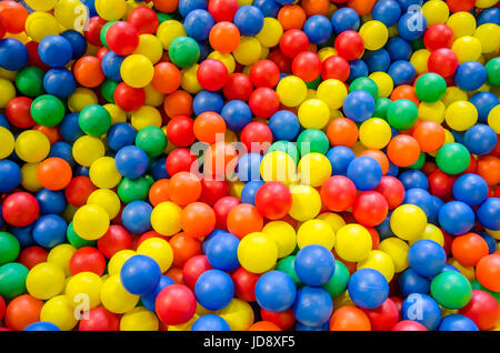 Boules multicolores dans une piscine à balles. Banque D'Images