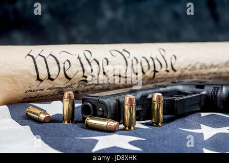 Un pistolet avec des balles symbolisant l'homme d'armes à feu tout en pans contre la constitution des États-Unis. Banque D'Images