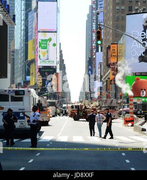 Atmosphère dans Times Square, à la suite d'un accident de voiture mortel, où Richard Rojas, 26 ans, fauché 23 piétons, y compris un 18-year-old femme du Michigan qui est mort en face de sa petite sœur. En vedette : Times Square où : NYC, New York, United States Quand : 18 mai 2017 Banque D'Images