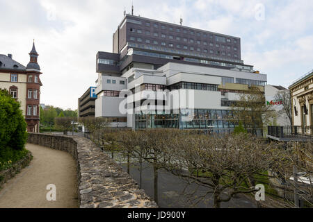 SCHWEINFURT, ALLEMAGNE - 21 avril 2017 : shopping and entertainment centre, immeuble de bureaux, et l'hôtel Panorama dans la partie ancienne de la ville. Banque D'Images