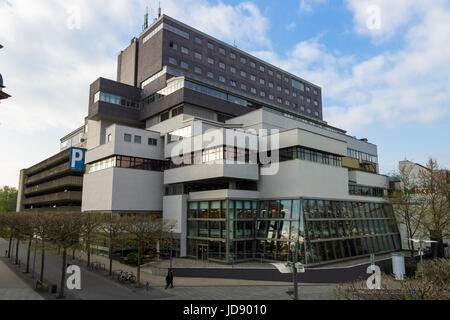 SCHWEINFURT, ALLEMAGNE - 21 avril 2017 : shopping and entertainment centre, immeuble de bureaux, et l'hôtel Panorama dans la partie ancienne de la ville. Banque D'Images