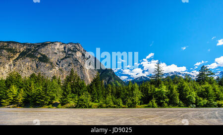 Les falaises escarpées du Mont McLean sur la rive nord du lac Seton près de Lillooet, situé le long de la route 99, l'Duffey Lake Road, BC, Canada Banque D'Images