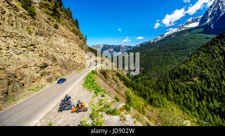 Motos et voitures rapides sur l'autoroute 99, également appelé Duffey Lake Road, comme il serpente entre Lillooet et Pemberton en Colombie-Britannique, Canada Banque D'Images