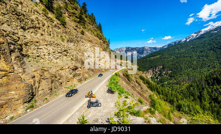 Motos et voitures rapides sur l'autoroute 99, également appelé Duffey Lake Road, comme il serpente entre Lillooet et Pemberton en Colombie-Britannique, Canada Banque D'Images