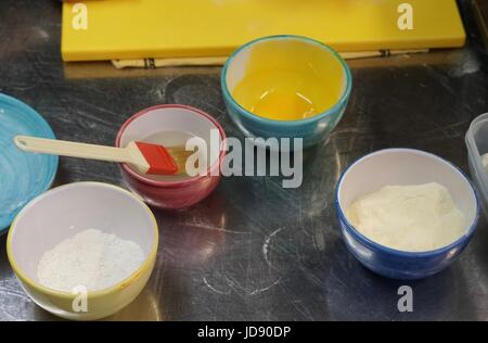 Bols en céramique colorés pour faire des pâtes italiennes fraîches Banque D'Images