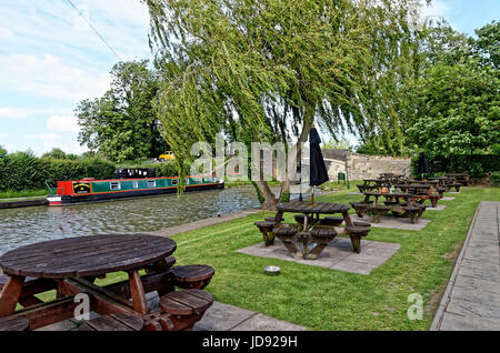 Pub jardin près de Devizes en milieu rural Banque D'Images