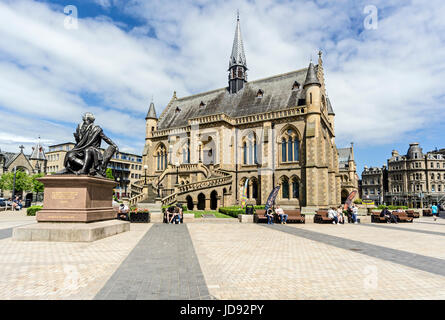 L'McManus Art Gallery and Museum & Robert Burns Statue Square Albert en Ecosse Royaume-uni Tayside Dundee Banque D'Images