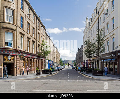 À la recherche de la rue Union dow Nethergate avec le V&A Museum design à la fin à Dundee en Écosse Tayside UK Banque D'Images