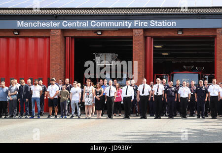 Les pompiers et le personnel à observer une minute de silence à la Manchester Community Fire Station, à la mémoire de ceux qui sont morts dans l'incendie de la tour de Grenfell, dans l'ouest de Londres la semaine dernière. Banque D'Images