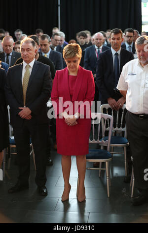 Premier ministre Nicola Sturgeon observe une minute de silence lors d'une visite au Centre de recherches de formage avancé de Renfrew, Glasgow, en mémoire de ceux qui sont morts dans l'incendie de la tour de Grenfell, dans l'ouest de Londres la semaine dernière. Banque D'Images