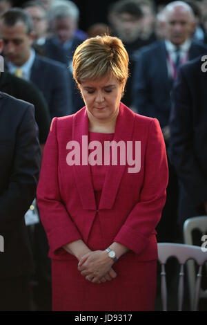 Premier ministre Nicola Sturgeon observe une minute de silence lors d'une visite au Centre de recherches de formage avancé de Renfrew, Glasgow, en mémoire de ceux qui sont morts dans l'incendie de la tour de Grenfell, dans l'ouest de Londres la semaine dernière. Banque D'Images