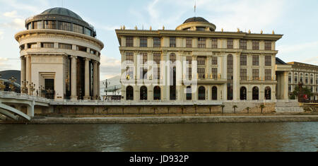 Pont de l'art à Skopje pendant la soirée - Macédoine Banque D'Images