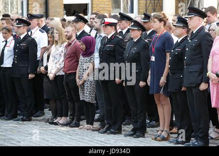 London Fire Brigade Commissaire Dany Coton (centre) rejoint les pompiers et le personnel de LFB Winchester House, dans le centre de Londres, à observer une minute de silence en mémoire de ceux qui sont morts dans l'incendie de la semaine dernière au tour de Grenfell. Banque D'Images