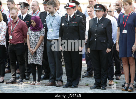 London Fire Brigade Commissaire Dany Coton (centre) rejoint les pompiers et le personnel de LFB Winchester House, dans le centre de Londres, à observer une minute de silence en mémoire de ceux qui sont morts dans l'incendie de la semaine dernière au tour de Grenfell. Banque D'Images