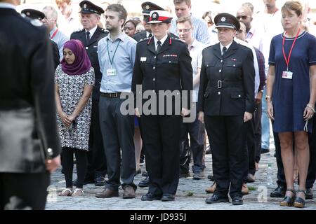 London Fire Brigade Commissaire Dany Coton (centre) rejoint les pompiers et le personnel de LFB Winchester House, dans le centre de Londres, à observer une minute de silence en mémoire de ceux qui sont morts dans l'incendie de la semaine dernière au tour de Grenfell. Banque D'Images