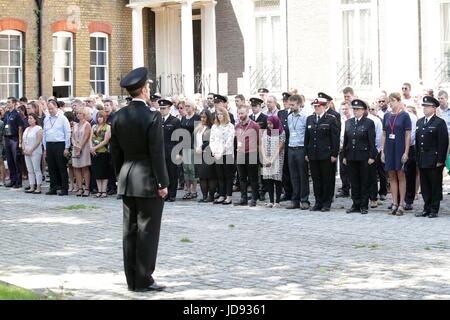 London Fire Brigade Commissaire Dany Coton (bande rouge hat) rejoint les pompiers et le personnel de LFB à la Winchester House, dans le centre de Londres, à observer une minute de silence en mémoire de ceux qui sont morts dans l'incendie de la semaine dernière au tour de Grenfell. Banque D'Images