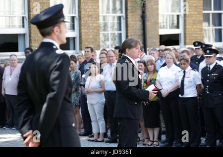 London Fire Brigade Commissaire Dany coton fait un discours qu'elle rejoint les pompiers et le personnel de LFB Winchester House, dans le centre de Londres, après avoir observé une minute de silence en mémoire de ceux qui sont morts dans l'incendie de la semaine dernière au tour de Grenfell. Banque D'Images