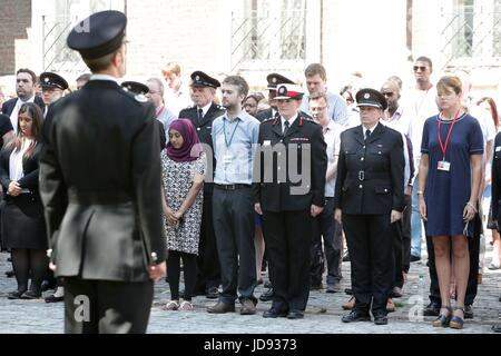 London Fire Brigade Commissaire Dany Coton (bande rouge hat) rejoint les pompiers et le personnel de LFB à la Winchester House, dans le centre de Londres, à observer une minute de silence en mémoire de ceux qui sont morts dans l'incendie de la semaine dernière au tour de Grenfell. Banque D'Images